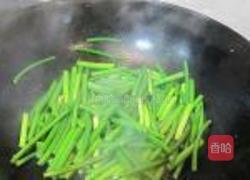 蒜苔炒椒盐小鱼干的做法图解6