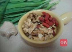 核桃枸杞炒韭菜的做法图解1