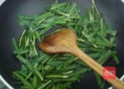 核桃枸杞炒韭菜的做法图解6