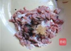 野生芦蒿炒肉丝的做法图解2