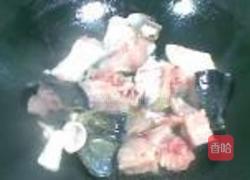 鱼头白菜汤的做法图解2