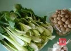 蟹味菇扒油菜的做法图解1