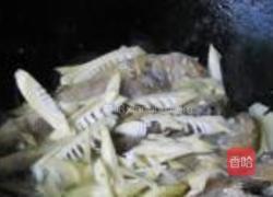 咸菜春笋烧小黄鱼的做法图解7
