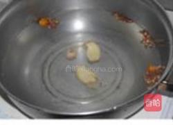 酸菜胡椒炒肥肠的做法图解2