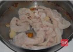 酸菜胡椒炒肥肠的做法图解3