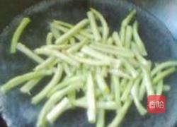 番茄酱烩豆角的做法图解2