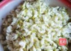 槐花鸡蛋饼的做法图解1