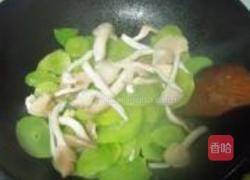 莴笋炒平菇的做法图解7