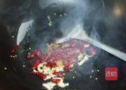 辣椒炒蚕蛹的做法图解4