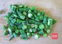 果仁鸡肉蓉炒秋葵的做法图解1