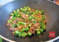 果仁鸡肉蓉炒秋葵的做法图解5
