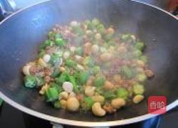 果仁鸡肉蓉炒秋葵的做法图解7