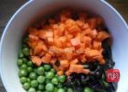 豌豆炒咸肉的做法图解3