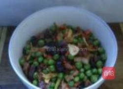 豌豆炒咸肉的做法图解4