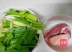 猪肉炒芹菜的做法图解1