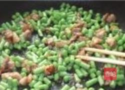 肉粒炒豆角豌豆的做法图解3