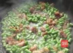 肉粒炒豆角豌豆的做法图解4