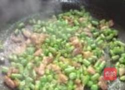 肉粒炒豆角豌豆的做法图解5