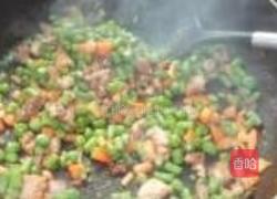 肉粒炒豆角豌豆的做法图解7