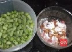 肉粒炒豆角豌豆的做法图解1