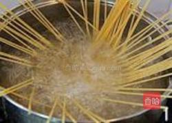 蒜香番茄鳀鱼面的做法图解11