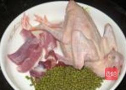 土茯苓绿豆老鸽汤的做法图解1