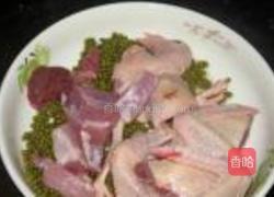 土茯苓绿豆老鸽汤的做法图解3