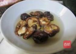 鹌鹑蛋烧鸡脚的做法图解1