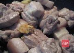 红烧肉焖豆角干的做法图解2