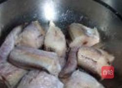 红烧鳕鱼炖木耳的做法图解2
