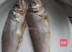 火腿蒸小黄鱼的做法图解2