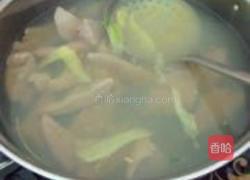 肝尖菠菜汤的做法图解2