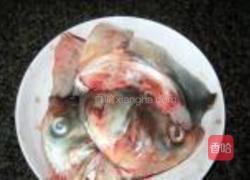 鲢鱼头炖豆腐的做法图解1