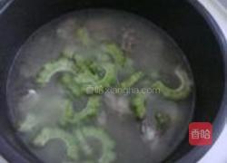 毛豆苦瓜排骨汤的做法图解7