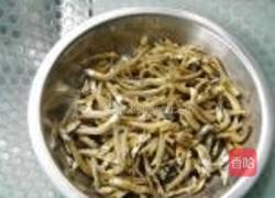 麻辣小鱼干的做法图解1