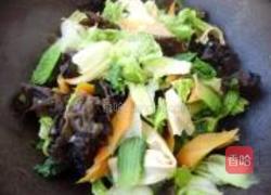 木耳烧白菜的做法图解7