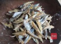鱼干煮苦瓜的做法图解1