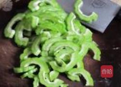 鱼干煮苦瓜的做法图解2