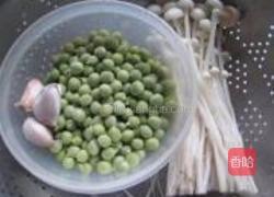 豌豆拌金针菇的做法图解1