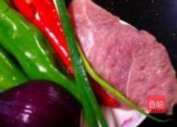 青椒滑肉丝的做法图解1