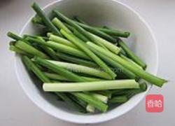 蒜薹拌百叶的做法图解1