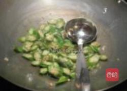 咸肉片炒秋葵的做法图解3