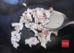 韭菜炒鸡胸脯肉的做法图解3