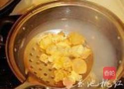 海螺炒韭菜的做法图解1