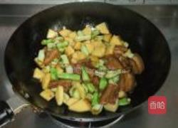 五花肉烧土豆芸豆的做法图解8