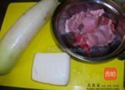白萝卜豆腐排骨汤的做法图解1
