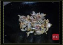 板栗炒田鸡的做法图解2