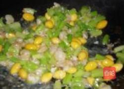 白果芹菜炒虾仁的做法图解6
