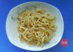 芹菜炒豆腐皮的做法图解3