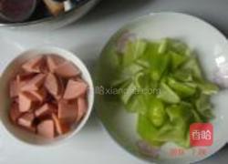 尖椒炒火腿的做法图解1